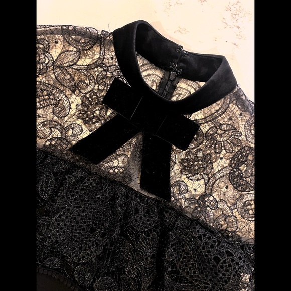 Stunning like new Self-Portrait lace mini dress with velvet bow. - Picture 6 of 8